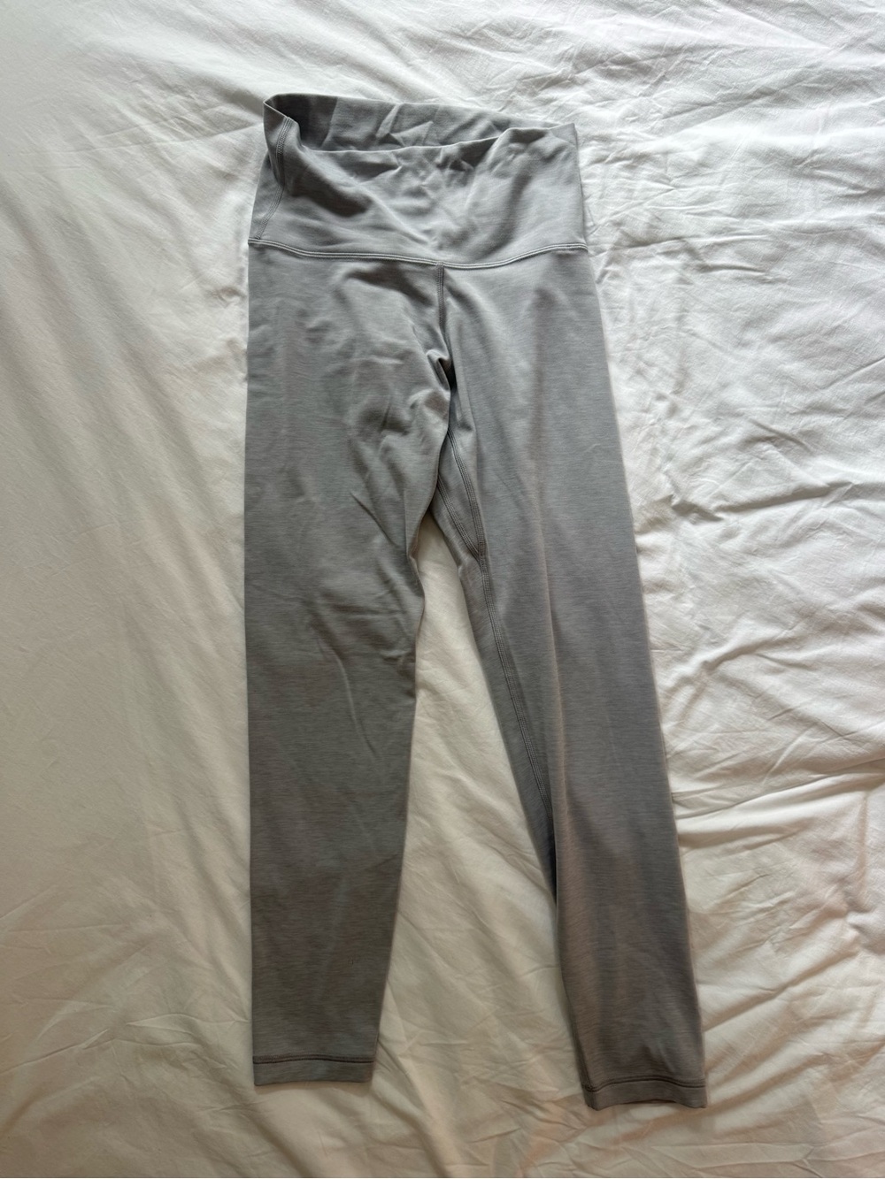 Aritzia - TNA Golden BUTTER Cheeky Hi-Rise Legging - light gray